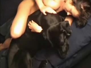 Morena follada por un perro