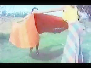 Donne eccitabili in scene vintage di bestialita all'aperto