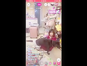 Femme et son chien (vidéo explicite)