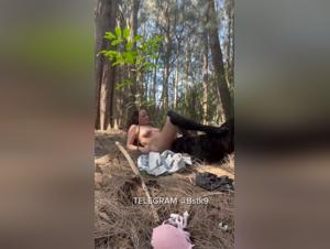 Bestialité brute : Chien fou léche et défonce une femme dehors