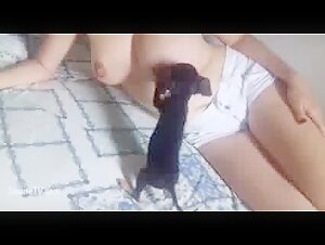 Donna che allatta un animale