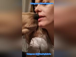 Un baiser français avec la langue, Mommy et son ami peluche