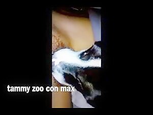 Perro lamiendo a una joven inconsciente